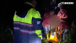 爬大湖尖山天雨路滑　登山客摔倒骨折被抬下山