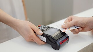 收入多朋友一倍　遭同事勸「偶爾請客」　他不解：該請嗎