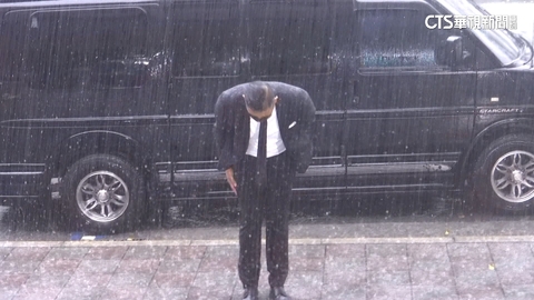 捲性騷告大牙 神隱50天!黑人首現身應訊比讚