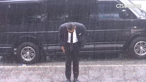 【台語新聞】捲性騷告大牙 神隱50天!黑人首現身應訊比讚