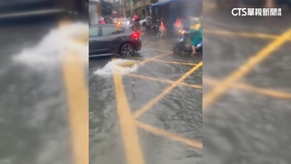 暴雨襲高雄！雨快又急　本館路人孔蓋驚現湧泉