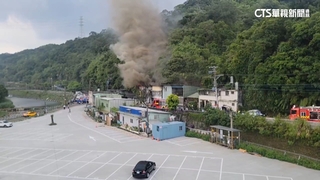 基隆暖暖區2層樓鐵皮屋大火　35消防急灌救