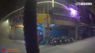 英勇！驚見民宅竄火　「外送兄弟檔」衝火場救人