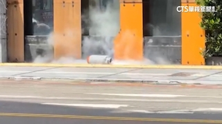 天外飛來「瓦斯桶」猛噴白煙　目擊民眾嚇壞