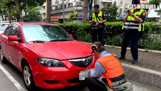台中轎車欠稅2萬5遭註銷　追蹤停車點「拔牌拖吊」