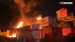 新北泰山輪胎倉庫大火　濃煙火舌竄天際