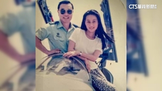飛官站戰機拍婚紗挨轟　馮世寬曬30年前父女照力挺