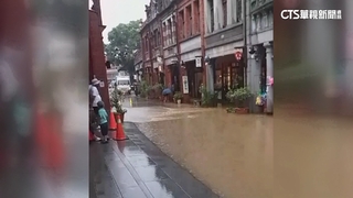 午後大雷雨！時雨量100mm　三峽老街淹成河涉水行