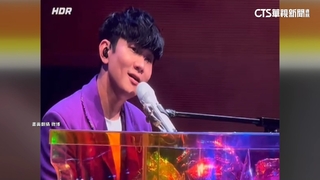JJ上海演唱會　疑遭雷射筆直射眼睛「數度揉眼」