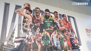 Porzingis隨隊來台當「啦啦隊」　與球迷親切互動