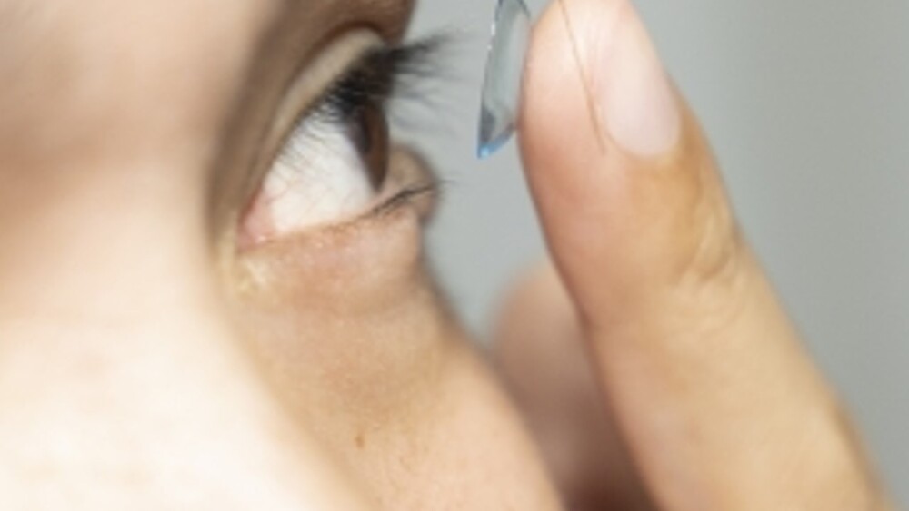 食藥署指出，隱形眼鏡的材質耐熱度，比人體的皮膚或眼部組織要高。示意圖／翻攝自photoAC