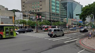 闖紅燈行人釀車禍　超速騎士慘摔多處骨折　法院這樣判