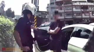 逆向堵路中害塞車！　駕駛叼氣球吸笑氣吸到睡著