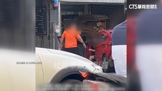 不滿對方肇逃　惡煞砸車「掰彎車門」.圍毆駕駛