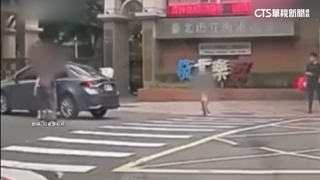 驚險！童騎滑板車遭撞　親友淡定「慢慢上前」引熱議