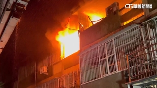 台南2間連棟透天厝失火　冒出大量火光.濃煙