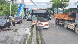 公車司機疑恍神自撞分隔島　4乘客受傷送醫