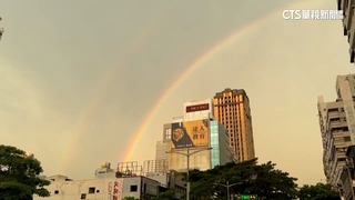 高雄雨後現「半圓彩虹」　絕美視角民眾搶拍