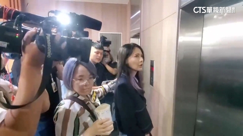 賴品妤遭追訪跌倒 綠營同志聲援 藍議員諷假摔