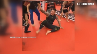 館長學賴品妤跌倒　網紅金鋼刀批：很低級