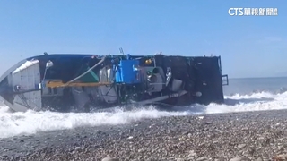 漁船失去動力擱淺　「遭大浪打翻」船員驚險逃生