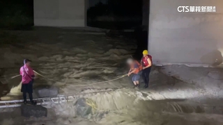 雨後溪水暴漲釣客困沙洲　警消架梯驚險救援