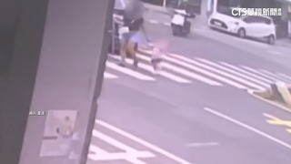 驚險！　屏東危險路口　行人走斑馬線遭車輛夾殺