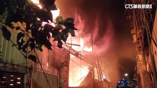 燃燒2百平方公尺！　板橋回收場大火猛燒冒濃煙