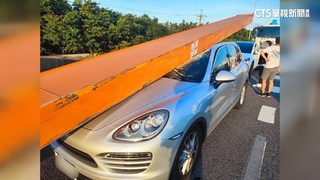 驚悚影曝！貨車急剎鋼梁噴飛　重砸保時捷「頂住」