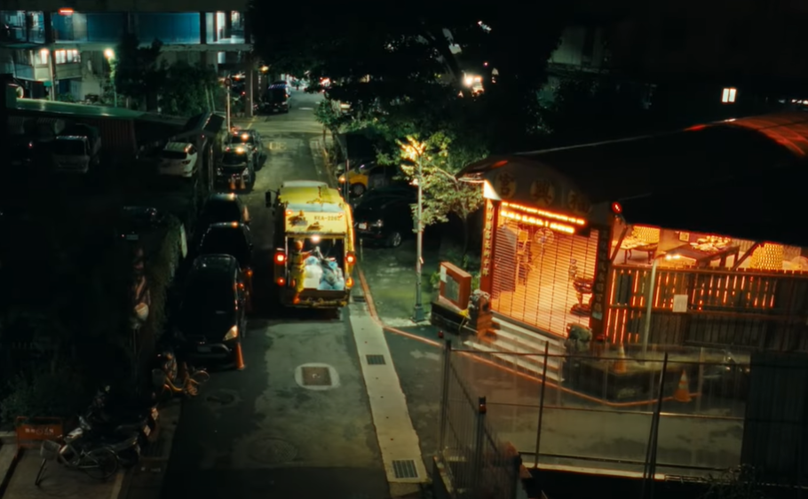  MV中的垃圾車經過 平西路三段萬華福興宮 / 圖翻攝自 Fujii Kaze YouTube