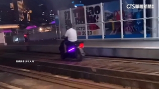 騎車闖輕軌真愛碼頭站軌道　高捷將祭罰