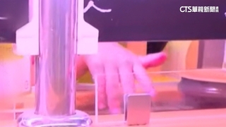 知名連鎖壽司又出事？！　小朋友伸手玩轉盤摸餐盤