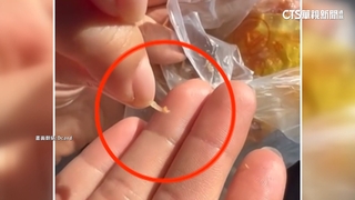 噁！排隊名店蛋黃酥「加料」　民眾在內餡吃到指甲