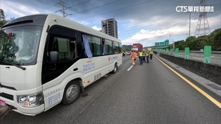 國1汐止段貨櫃車追撞中巴　韓旅行團10人傷