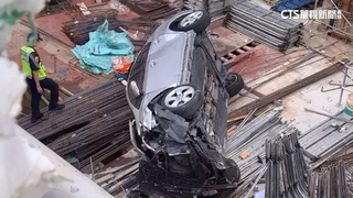 酒駕闖禍！　轎車失控墜興富發兩層樓工地　釀2傷