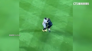 Acuna Jr.30轟60盜差一步　瘋狂球迷衝進場熊抱