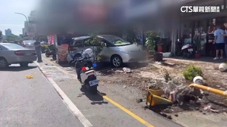 老翁疑身體不適　開車撞3輛汽機車2人送醫