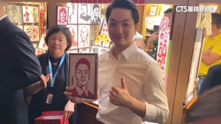 蔣萬安訪上海逛夜市大啖小吃！　與民眾熱情互動