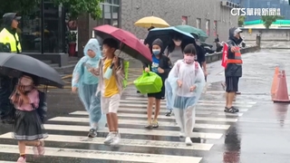 蘇拉颱風襲！台東市降雨不斷　開學日大塞車