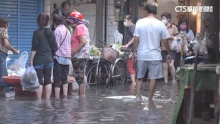 大潮強碰蘇拉！　旗津淹腳踝「秒變水上市場」