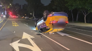 計程車女駕駛硬撐出班　血糖太低自撞翻車