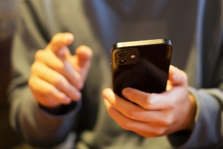 趁女友半夜睡著！　男偷拿手機「轉走3萬」　她卻心軟接受　