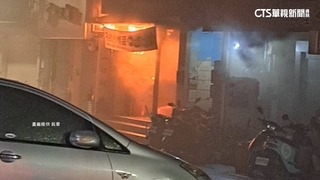 疑電線短路　清晨台北早餐店竄火舌濃煙