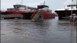 大潮伴超級藍月+颱風　清水碼頭.彰化漁港海水倒灌