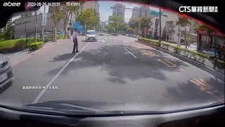 社區保全擋車「管制交通」　駕駛急剎險撞車