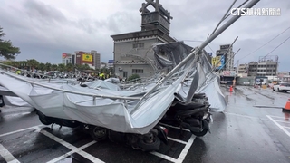 花蓮風雨驚！　棚架遭吹飛　13鄉鎮撤4400人