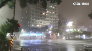 海葵襲高雄！　市區狂風暴雨　記者站不穩躲騎樓