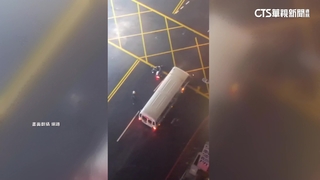 狂風猛襲高雄！　前鎮騎士被吹倒　公車善心幫擋風