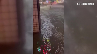 風雨強勁！　西子灣暴雨.鳳山淹水　路面成漂漂河