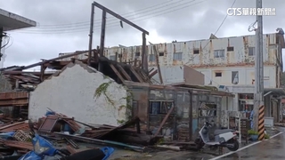 風雨強襲綠島　民宅屋頂飛了！超商架上只剩酒